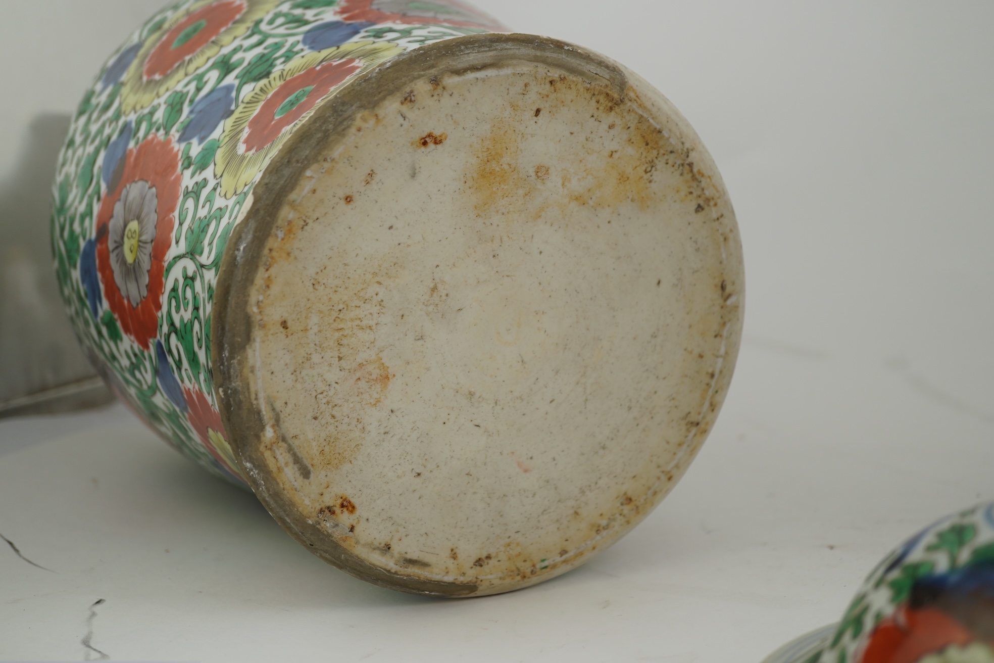 A pair of Chinese Transitional wucai vases and covers, Shunzhi / early Kangxi, late 17th century